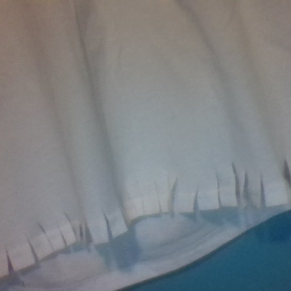 White t shirt with cut snips at the bottom - Picture 5 of 5